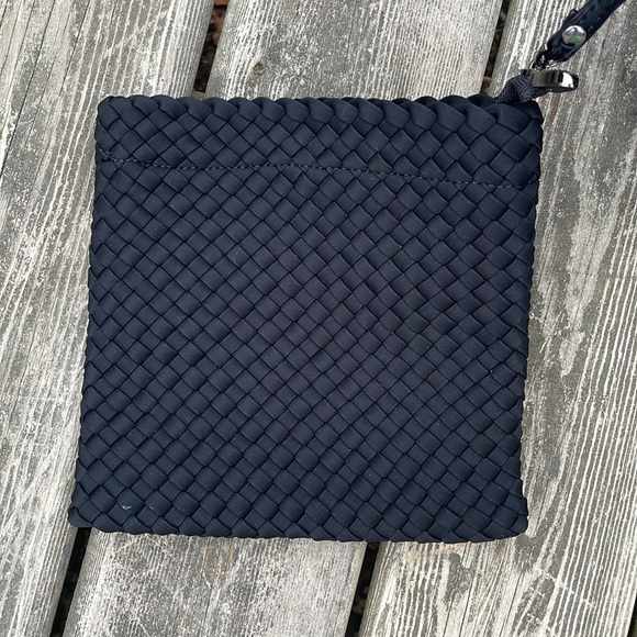 New BINDYA New York Handcrafted Black/White Woven Polyester Handbag/Wristlet - Picture 4 of 7